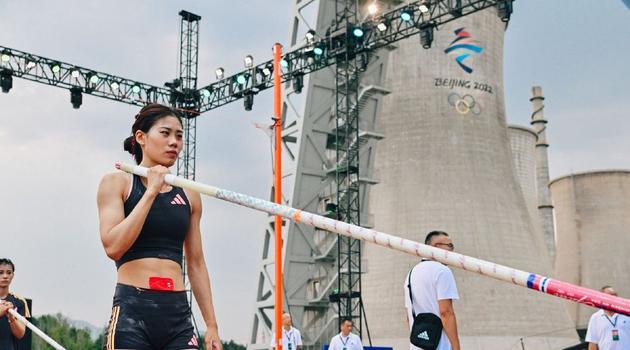 李玮洒成为首位获OPBF金腰带的中国女子拳手，多次在国际赛场取得胜利，正式转型为职业拳击选手。